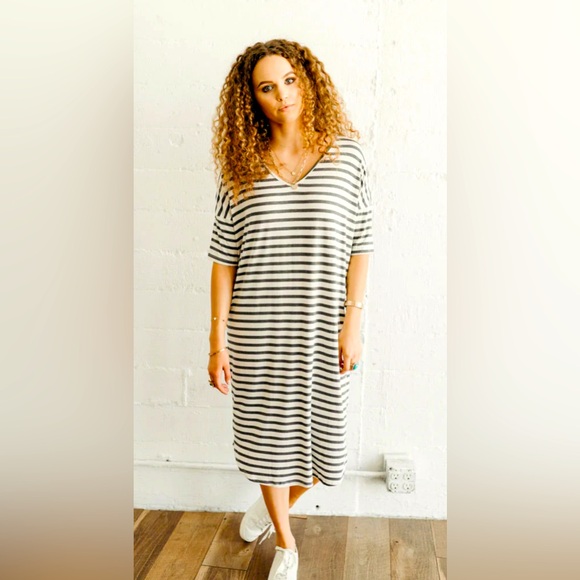 Carly Jean Los Angeles Striped Midi Dress - Picture 2 of 9